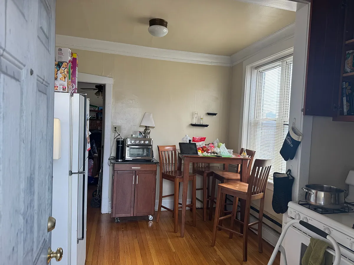 Building Photo - 1511 W Bryn Mawr Ave #3F