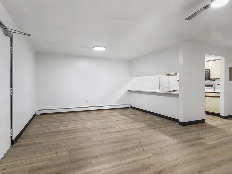 Wehnwood Court Apartments — Photo 48