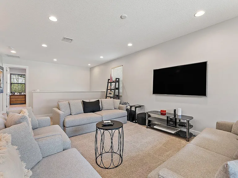 1077 Faulkner Ter — Photo 32