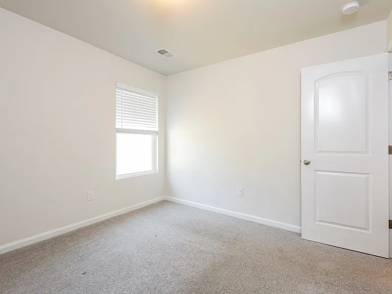 161 Queens Cir — Photo 12