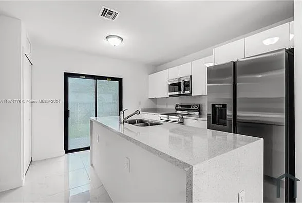 3 bed, 1400 sqft, $2,500 — Photo 4