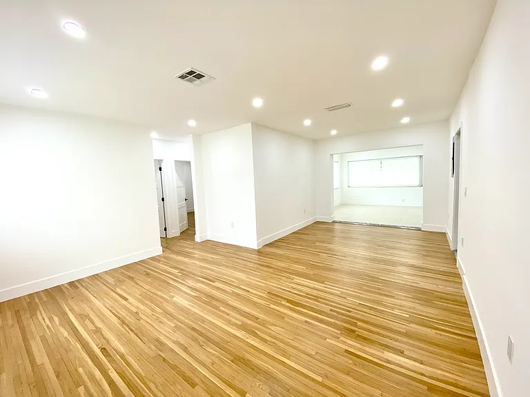 3250 SW 18th Ter — Photo 2