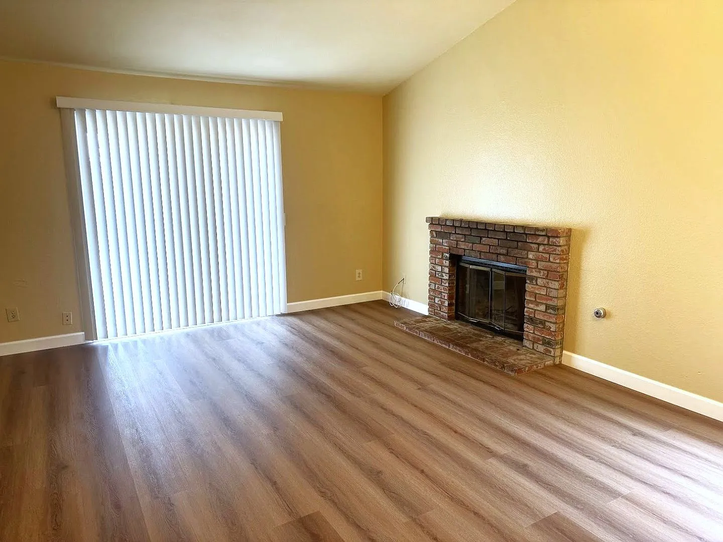 11968 Maple Leaf Ln Fontana 92337 (4 Bed / 2 Bath) — Photo 3