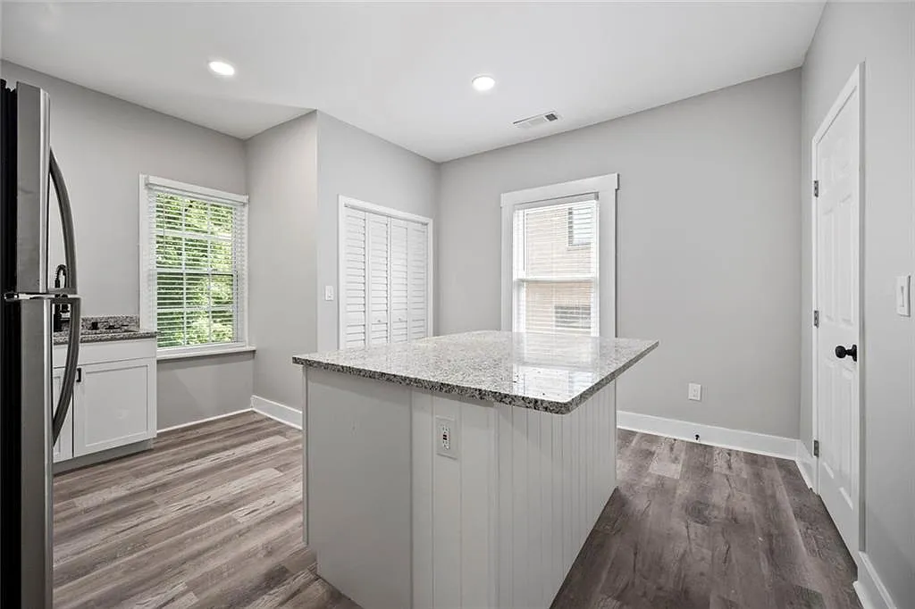 3 bed, 1.0 bath, 750 sqft, $3,000 — Photo 4