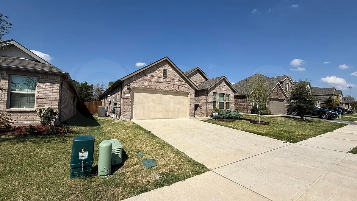 4 bed, 2.0 bath, 1810 sqft, $2,100 — Photo 3