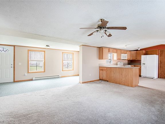 4th image of 391 Lakeway Dr