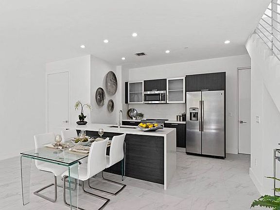 5th image of 1025 NE 18th Ave #106