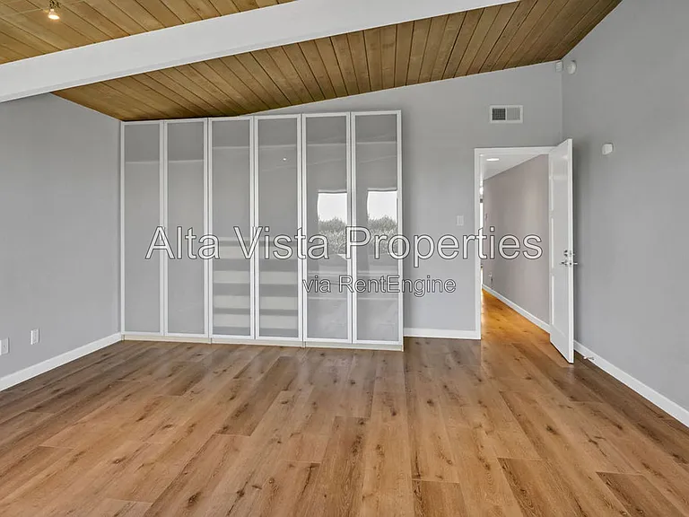2569 Loring St — Photo 30