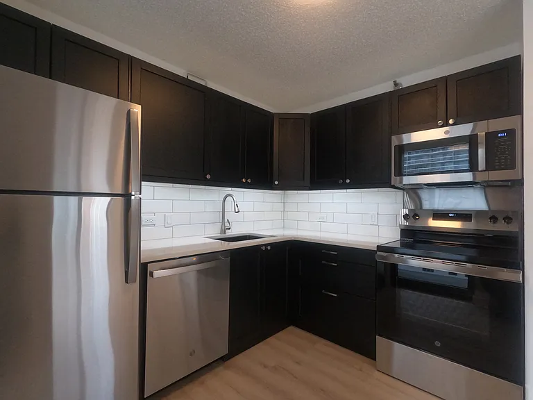 33 W Delaware Pl #11B — Photo 1