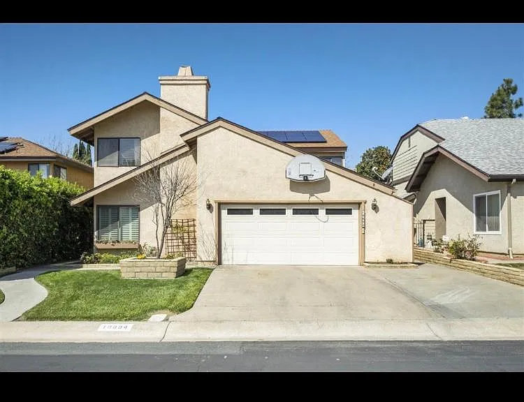 10894 Charing Cross Rd — Photo 1