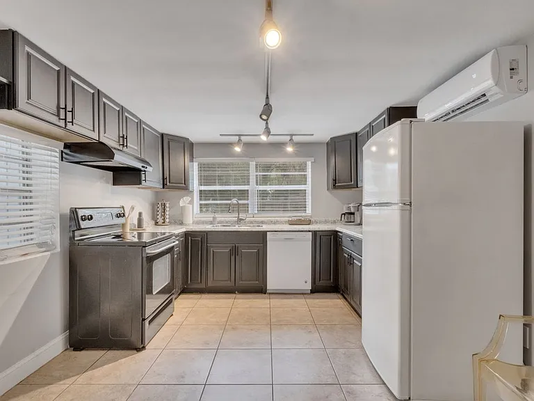 415 S Hyer Ave #B — Photo 8