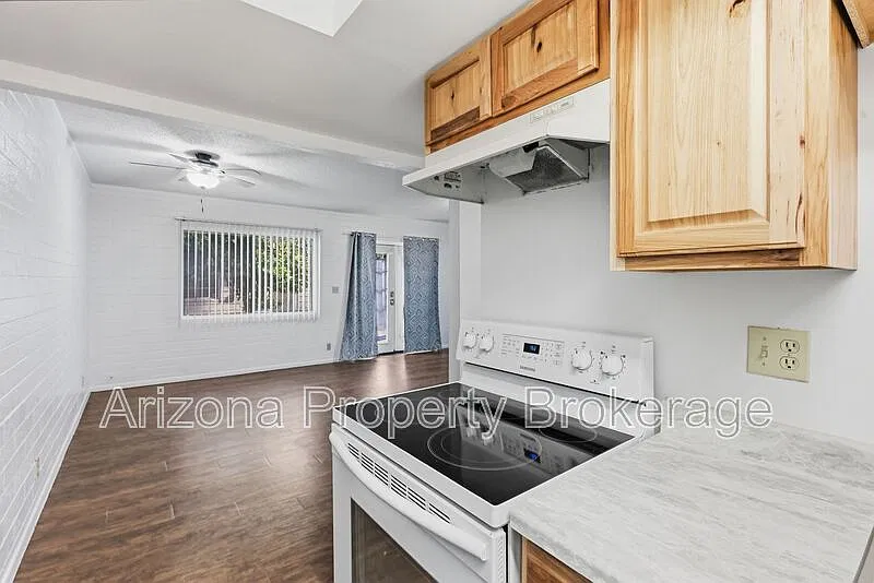 1 bed, 1.0 bath, 550 sqft, $1,000 — Photo 2