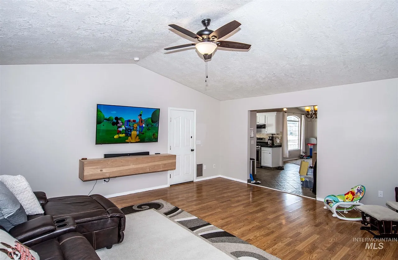 3 bed, 1699 sqft, $2,650 — Photo 3