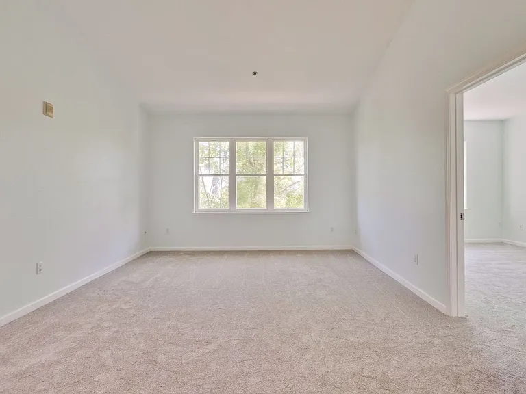 453 E Okeefe St #307 — Photo 4
