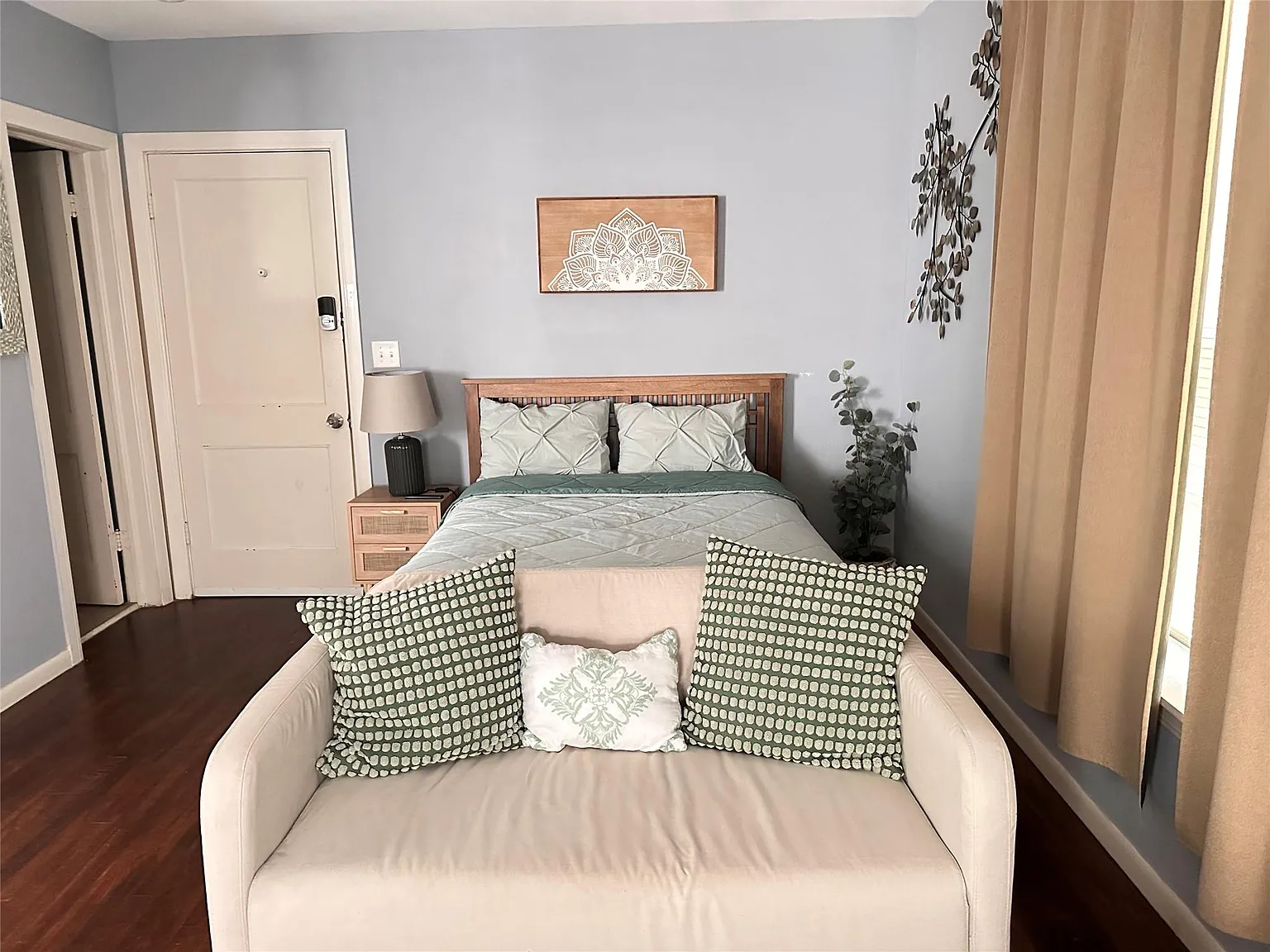 Studio, 1.0 bath, 360 sqft, $900 — Photo 2