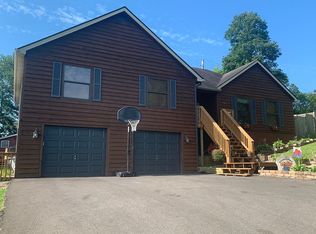 1136 Rayburn St, Olive Hill, KY 41164