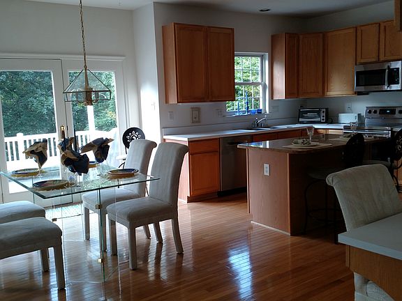 Entrance to kitchen fr foyer