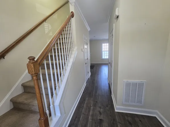 6 Viburnum Ln, Greensboro, NC 27455