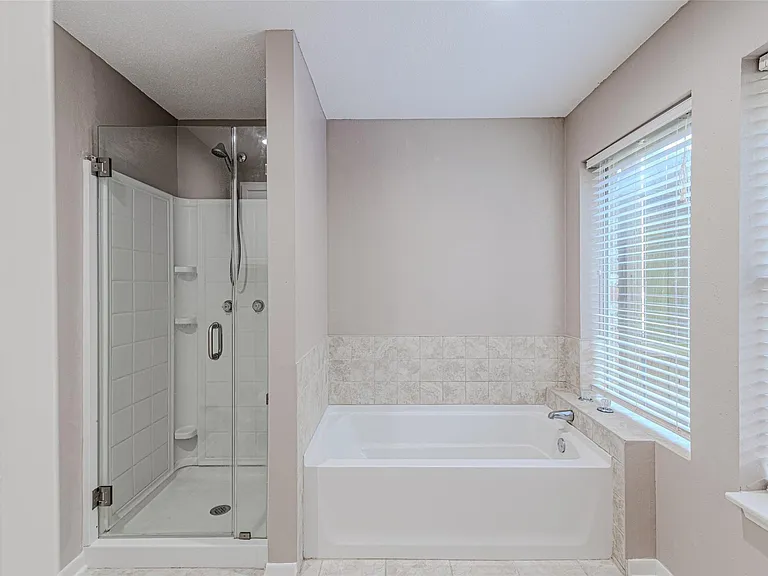 18506 Creekfield Ct — Photo 32