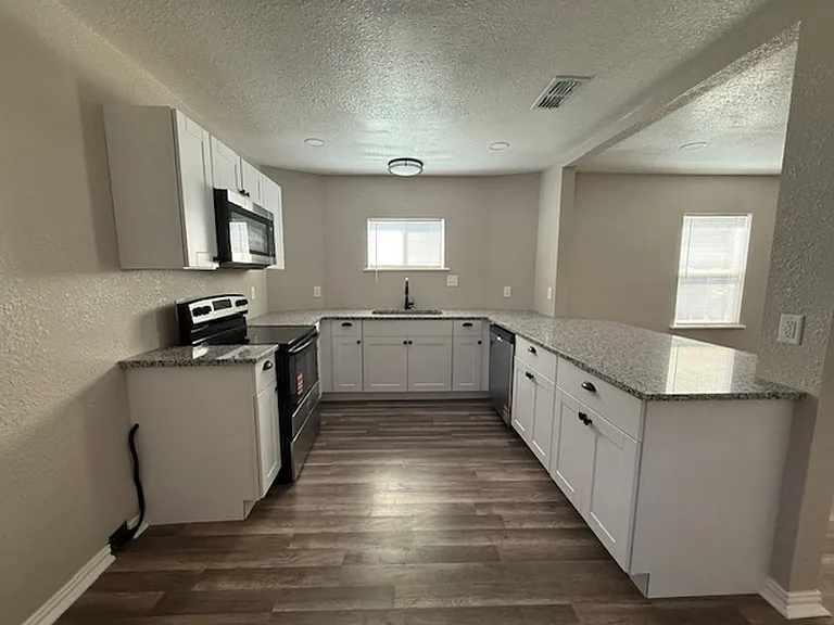 234 Clyde St — Photo 4