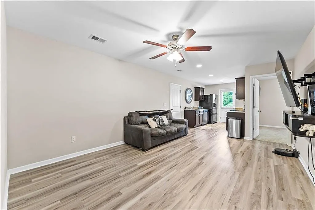 3 bed, 1014 sqft, $1,800 — Photo 1