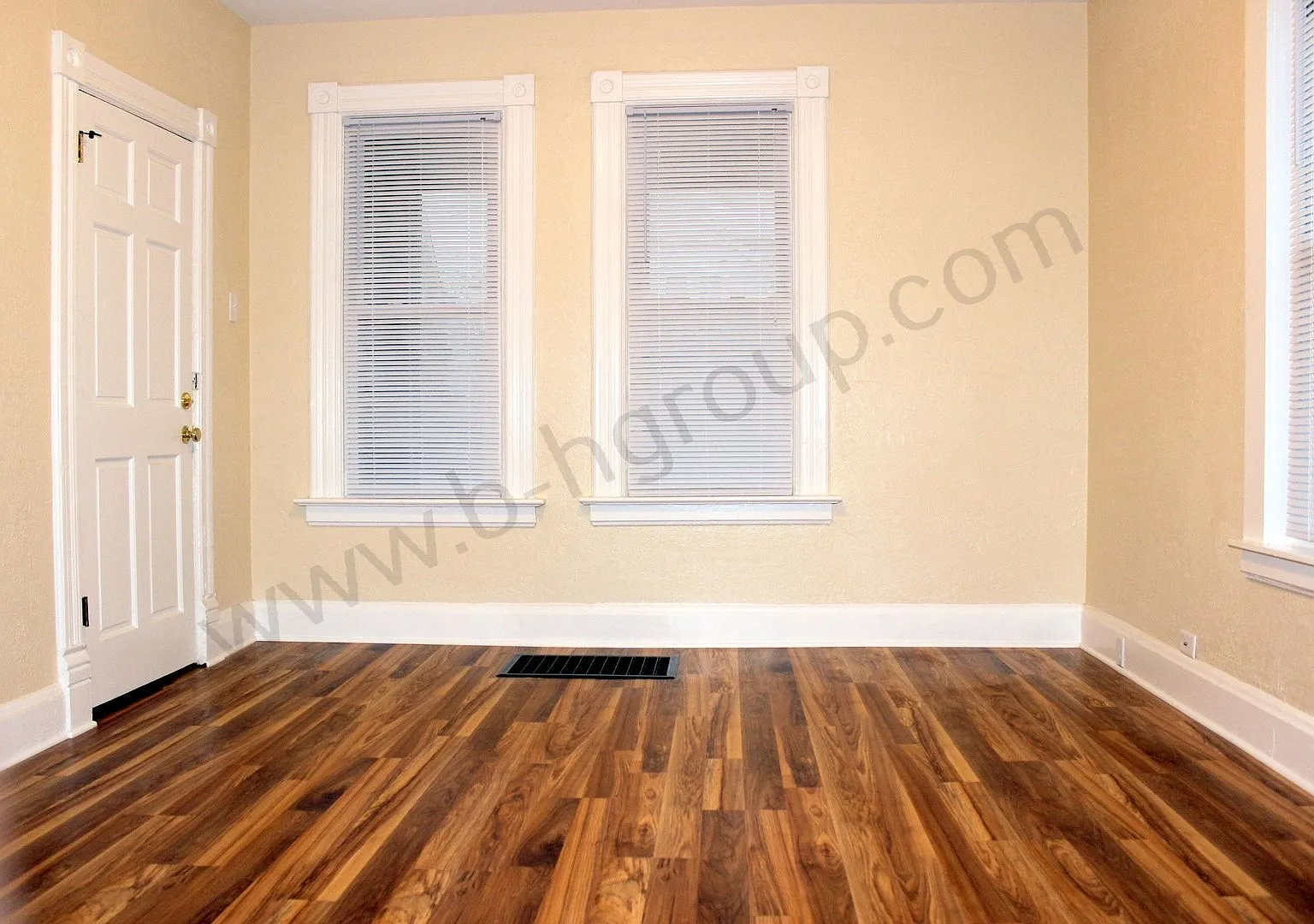 4828 16th Ave — Photo 2