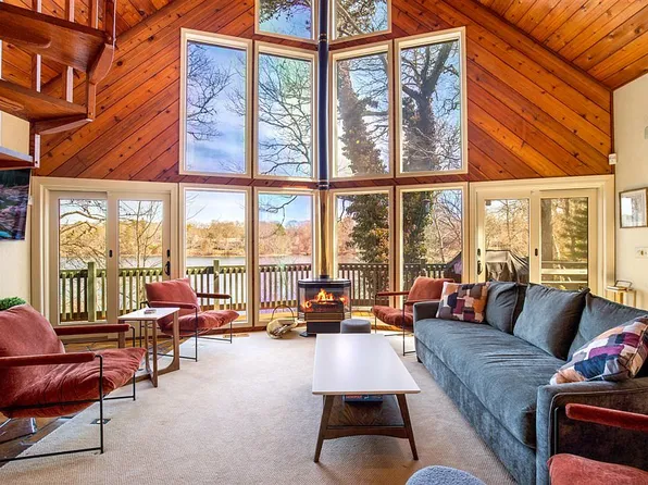 325 Carriage Shop Rd, East Falmouth, MA 02536