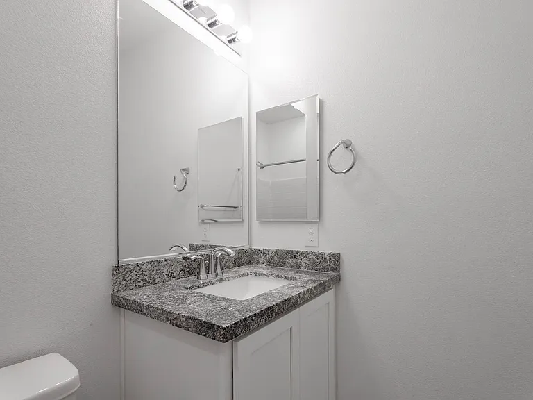 902 Bronzite St — Photo 24