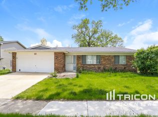 12 Lorraine Ave, Woodridge, IL 60517
