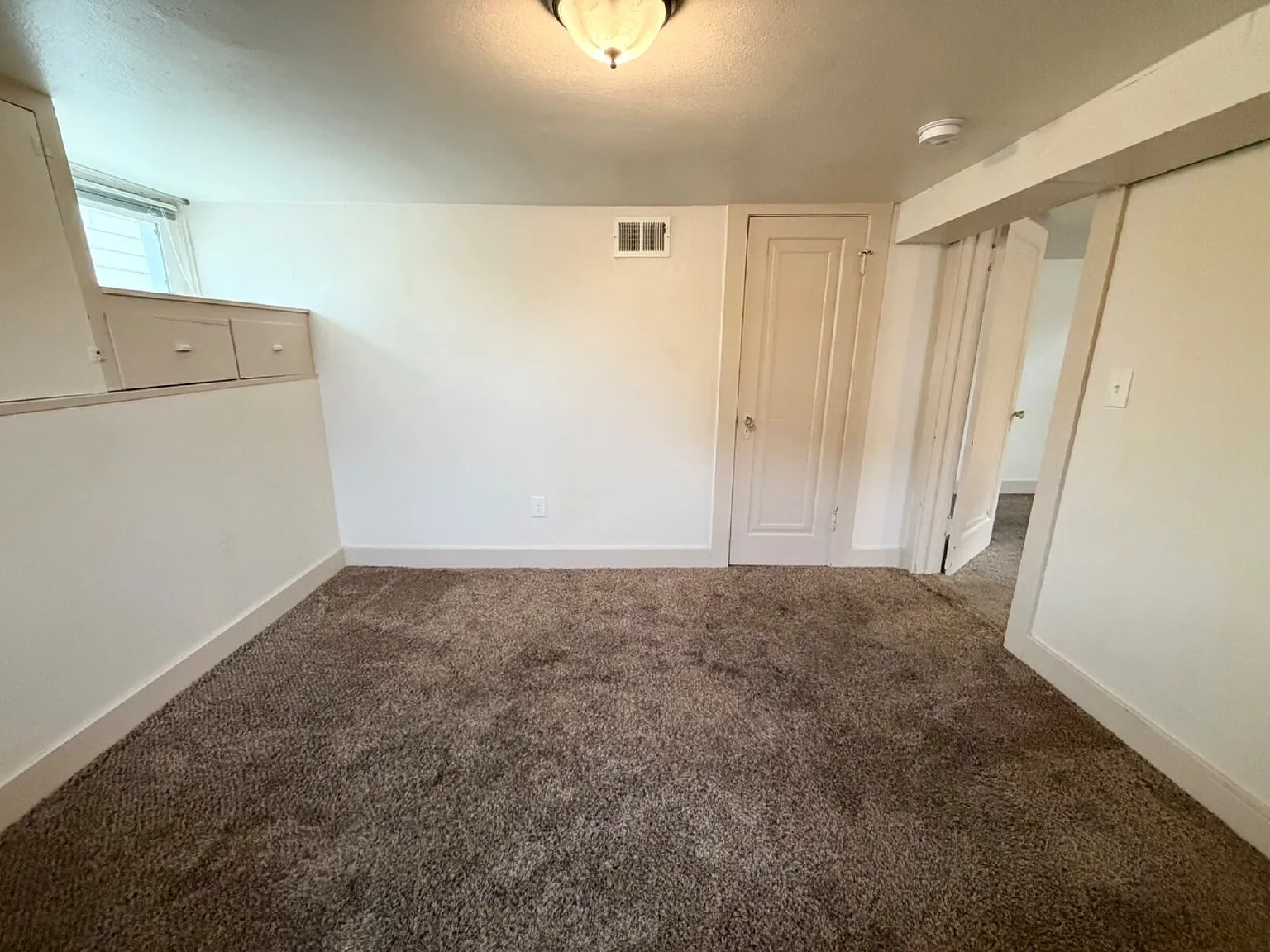 1 bed, 1.0 bath, 933 sqft, $1,050 — Photo 4