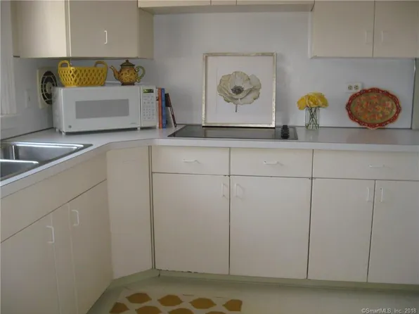 12 Greenbrier Dr, West Hartford, CT 06117