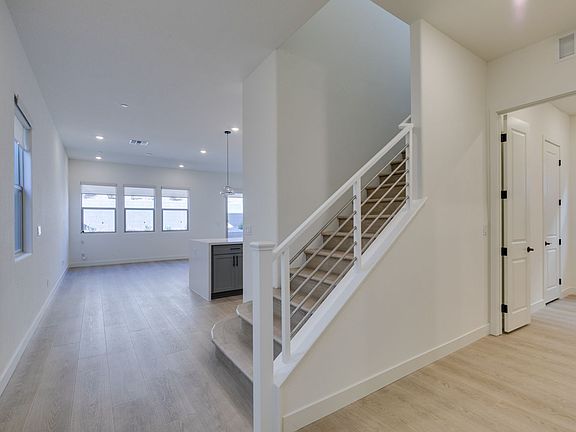 3rd image of 125 Silver Run Ln