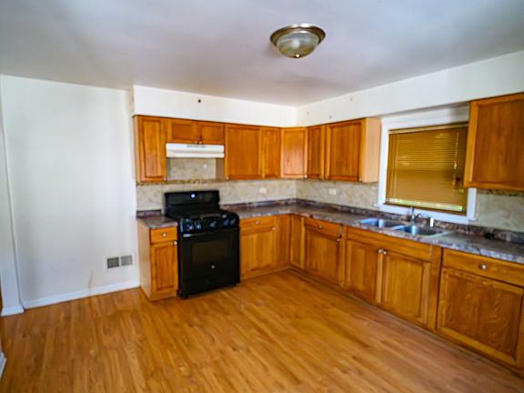 5th image of 618 E 160th Ct
