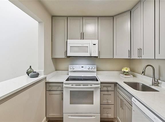 5th image of 1765 Coliseum St APT 422