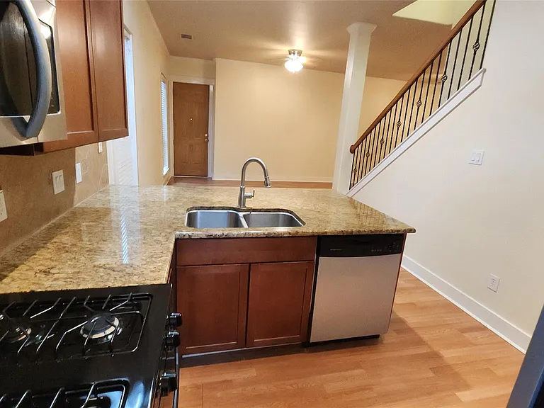 611 Franklin Blvd #B — Photo 2
