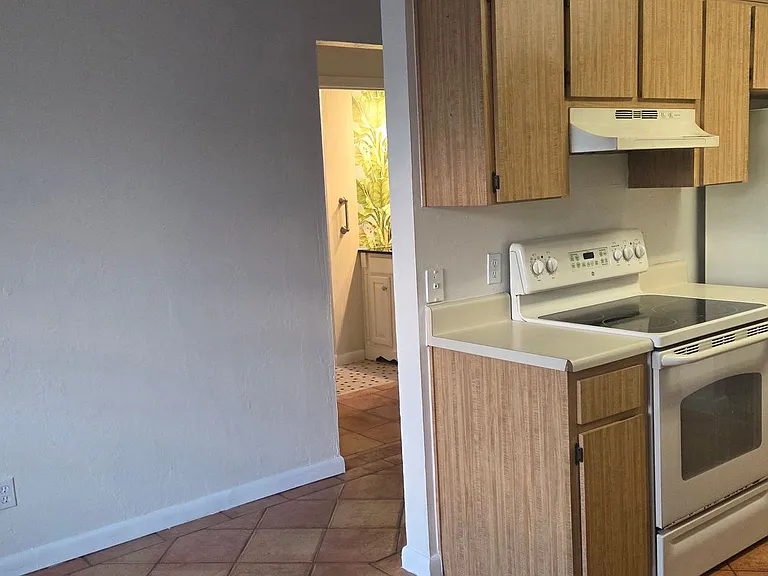 3609 SE 9th Pl #1 — Photo 4
