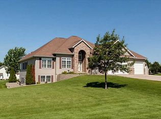 3042 Timberline Dr, Riverside, IA 52327