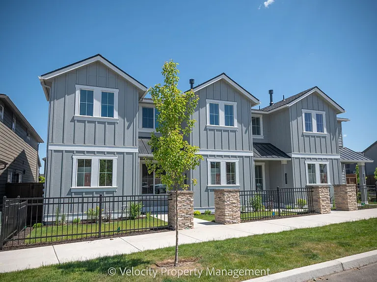 3032 NE Terreo Pl — Photo 3