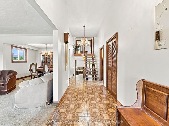 5th image of 2795 Victoria Park Ave