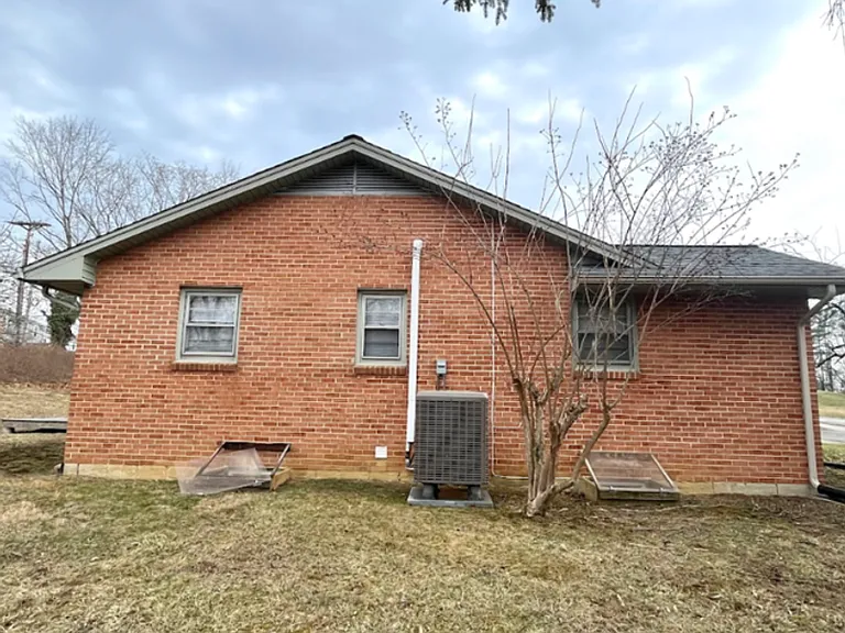 600 Broce Dr — Photo 2
