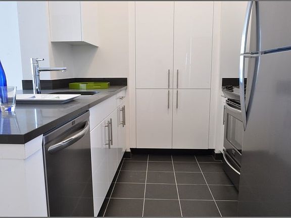 2nd image of 4720 Center Blvd APT 2014