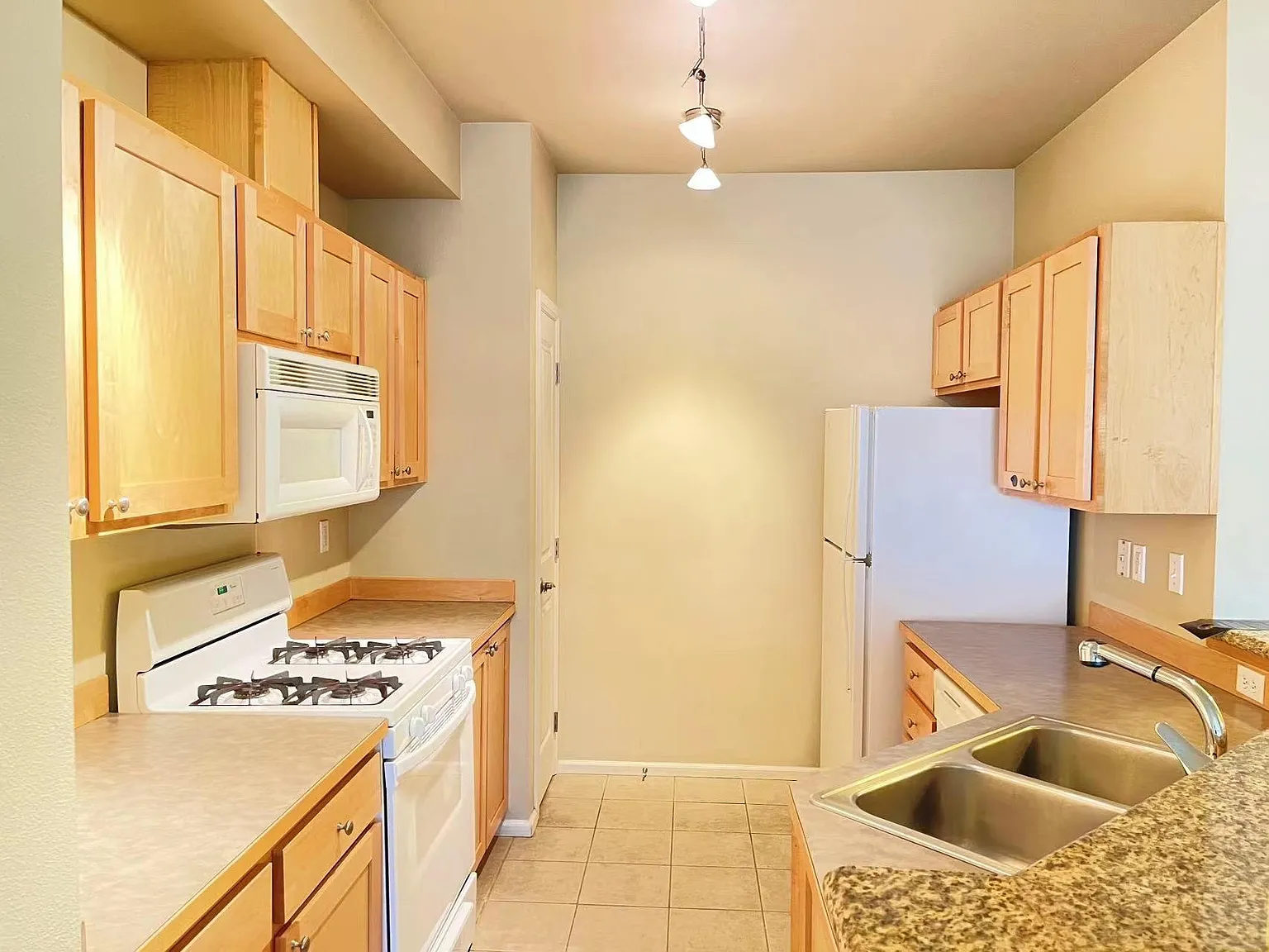 1 bed, 702 sqft, $1,950 — Photo 4