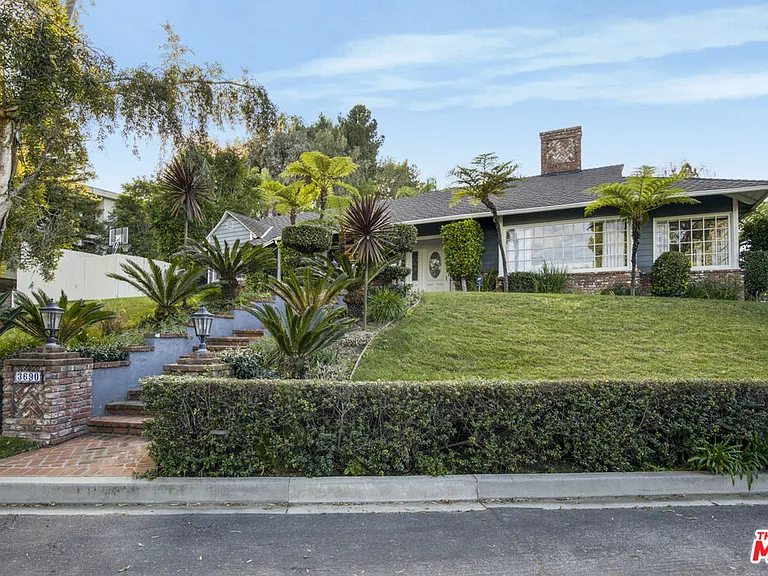 3690 Crownridge Dr — Photo 3