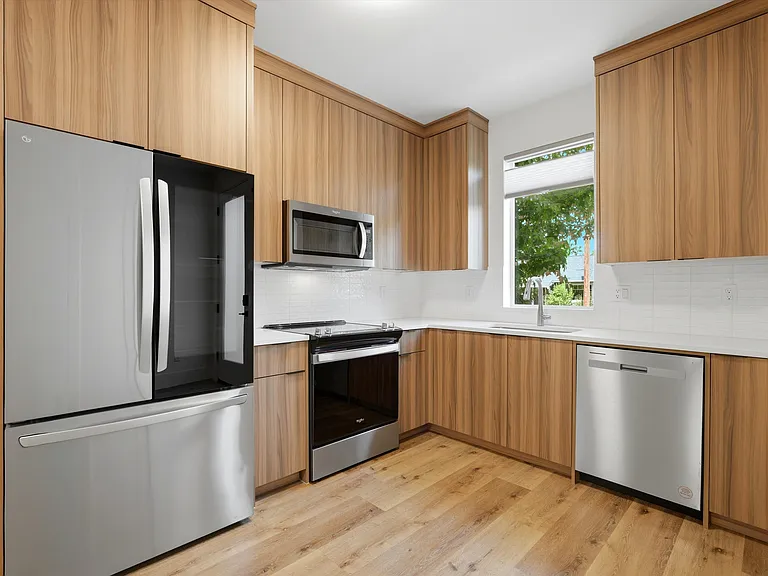 5221 N Maryland Ave — Photo 8