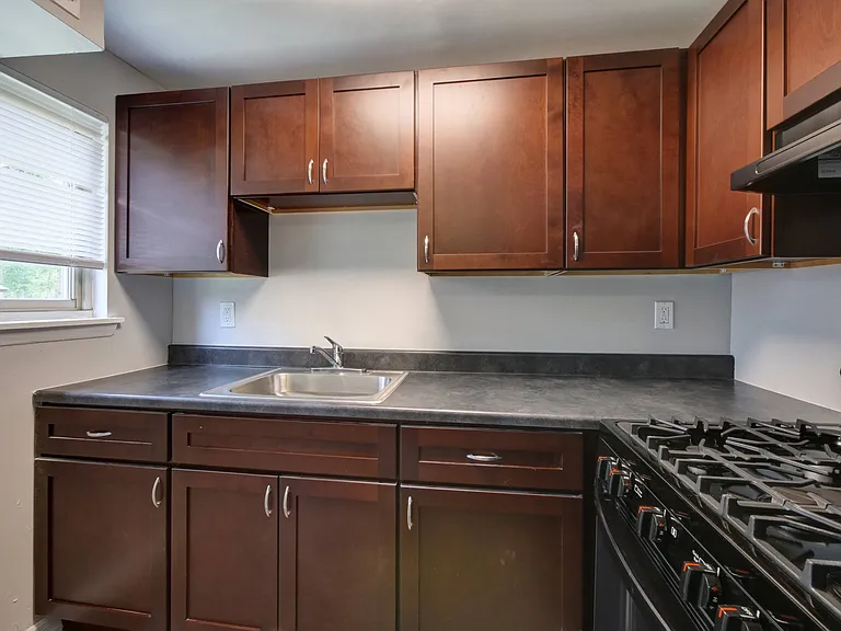 Oakview Apartments — Photo 7