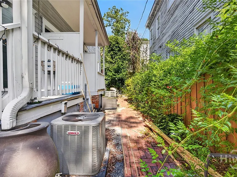 114 W Waldburg St — Photo 39