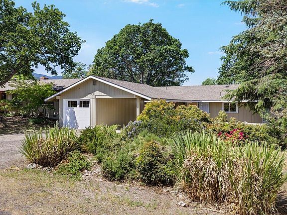 3rd image of 795 Twin Pines Cir