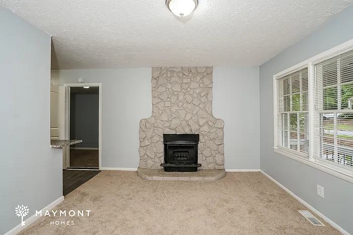 4 bed, 2.0 bath, 1240 sqft, $1,595 — Photo 3