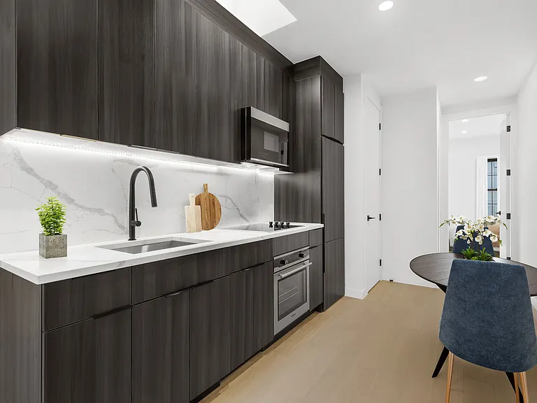 586 Manhattan Ave #2W — Photo 1