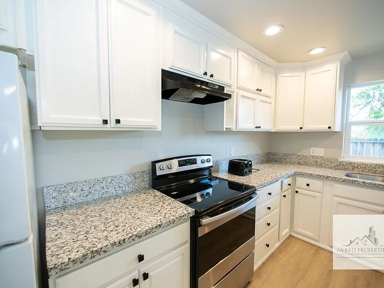 1136 E Griffith Way — Photo 11